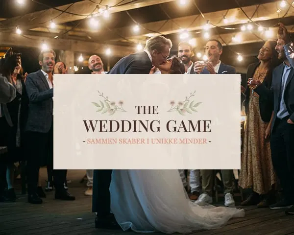 Brudepar kysser med glade gæster omkring dem. The Wedding Game logo ovenpå billedet.